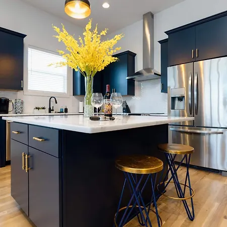 Twin Townhomes - 8br Sleeps 24 Near Dt Holiday home
