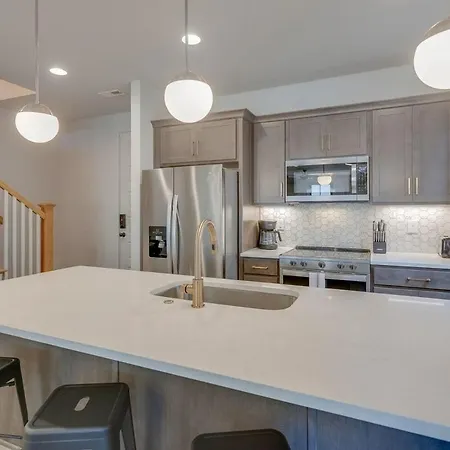Spacious And Walkable East Nash Designer Twin Homes Sleep 20 With Smart Tvs Workspaces And Fast Wifi 2 Garages And Full Kitchens Walk To Mas Tacos 10 Min To Broadway 24 Hr Hospitality Holiday home Nashville