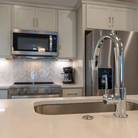 Modern East Townhome Walk To Local Favorite Restaurants And Bars 2 Car Garage Smart Tvs In Every Near Five Points The Gulch And 10 Min To Broadway 24 Hr Hospitality *