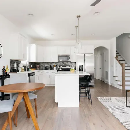 Spacious 4br Townhome X2 Near Dt & Broadway *