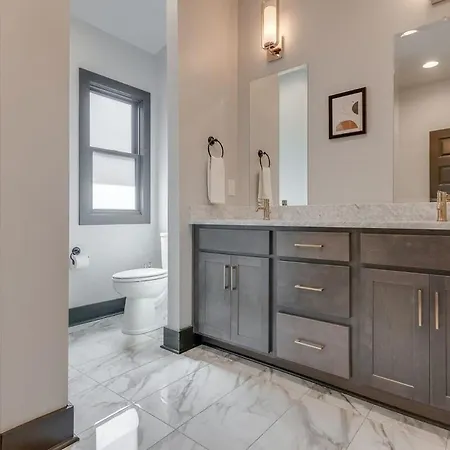 Holiday home Spacious And Walkable East Nash Designer Twin Homes Sleep 20 With Smart Tvs Workspaces And Fast Wifi 2 Garages And Full Kitchens Walk To Mas Tacos 10 Min To Broadway 24 Hr Hospitality