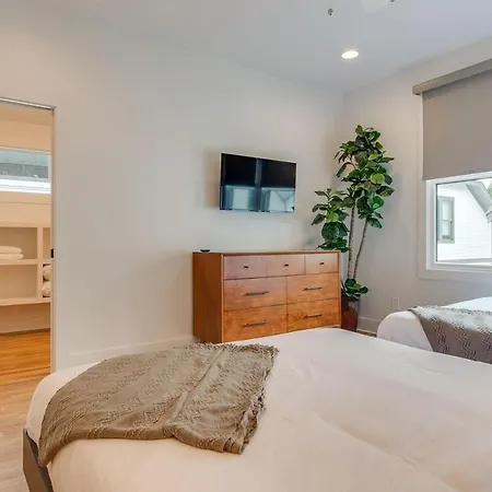 Modern East Townhome Walk To Local Favorite Restaurants And Bars 2 Car Garage Smart Tvs In Every Near Five Points The Gulch And 10 Min To Broadway 24 Hr Hospitality Holiday home