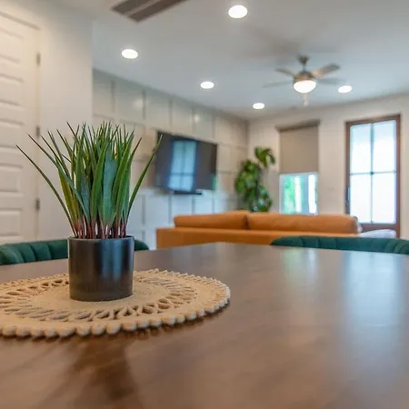 Holiday home Modern East Townhome Walk To Local Favorite Restaurants And Bars 2 Car Garage Smart Tvs In Every Near Five Points The Gulch And 10 Min To Broadway 24 Hr Hospitality *