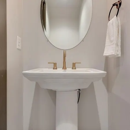 Spacious And Walkable East Nash Designer Twin Homes Sleep 20 With Smart Tvs Workspaces And Fast Wifi 2 Garages And Full Kitchens Walk To Mas Tacos 10 Min To Broadway 24 Hr Hospitality Holiday home Nashville