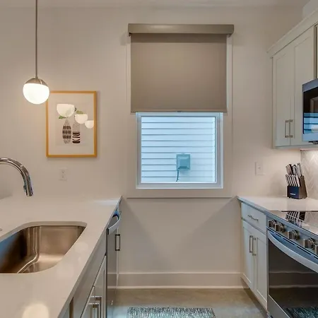 Modern East Townhome Walk To Local Favorite Restaurants And Bars 2 Car Garage Smart Tvs In Every Near Five Points The Gulch And 10 Min To Broadway 24 Hr Hospitality Holiday home Nashville