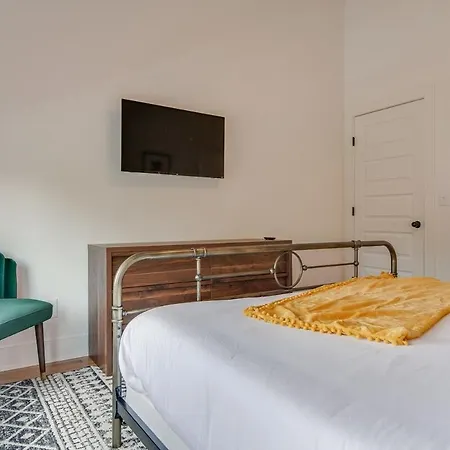 Modern East Townhome Walk To Local Favorite Restaurants And Bars 2 Car Garage Smart Tvs In Every Near Five Points The Gulch And 10 Min To Broadway 24 Hr Hospitality Holiday home Nashville