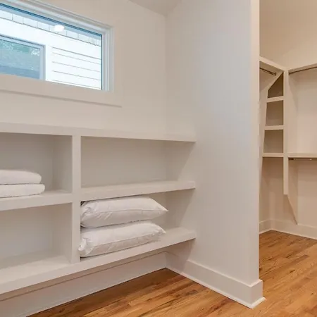 Modern East Townhome Walk To Local Favorite Restaurants And Bars 2 Car Garage Smart Tvs In Every Near Five Points The Gulch And 10 Min To Broadway 24 Hr Hospitality