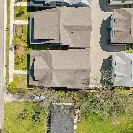 Spacious And Walkable East Nash Designer Twin Homes Sleep 20 With Smart Tvs Workspaces And Fast Wifi 2 Garages And Full Kitchens Walk To Mas Tacos 10 Min To Broadway 24 Hr Hospitality Holiday home *