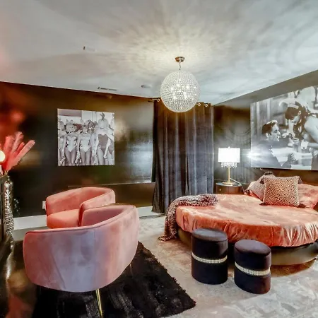 Playmate Lounge - Rooftop Hot Tub Game Holiday home *
