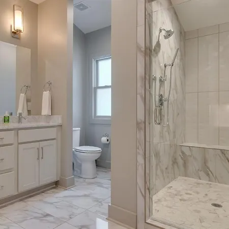 Modern East Townhome Walk To Local Favorite Restaurants And Bars 2 Car Garage Smart Tvs In Every Near Five Points The Gulch And 10 Min To Broadway 24 Hr Hospitality Holiday home