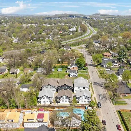 Spacious And Walkable East Nash Designer Twin Homes Sleep 20 With Smart Tvs Workspaces And Fast Wifi 2 Garages And Full Kitchens Walk To Mas Tacos 10 Min To Broadway 24 Hr Hospitality Holiday home