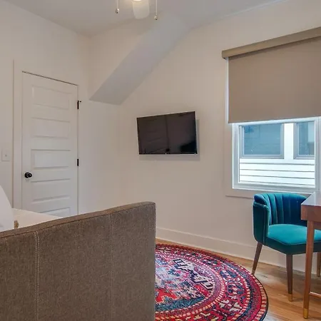 Modern East Townhome Walk To Local Favorite Restaurants And Bars 2 Car Garage Smart Tvs In Every Near Five Points The Gulch And 10 Min To Broadway 24 Hr Hospitality