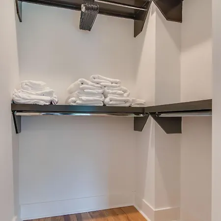 Holiday home Modern East Townhome Walk To Local Favorite Restaurants And Bars 2 Car Garage Smart Tvs In Every Near Five Points The Gulch And 10 Min To Broadway 24 Hr Hospitality