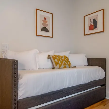 Modern East Townhome Walk To Local Favorite Restaurants And Bars 2 Car Garage Smart Tvs In Every Near Five Points The Gulch And 10 Min To Broadway 24 Hr Hospitality * Nashville