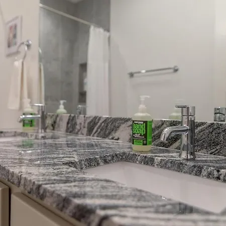 Holiday home Modern East Townhome Walk To Local Favorite Restaurants And Bars 2 Car Garage Smart Tvs In Every Near Five Points The Gulch And 10 Min To Broadway 24 Hr Hospitality