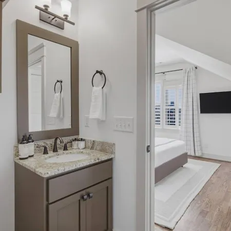 Sylvan Park With Fenced-in Yard, Porch, And Parking Holiday home