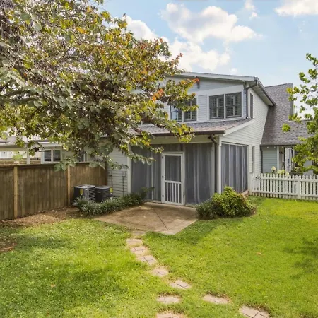 Holiday home Sylvan Park With Fenced-in Yard, Porch, And Parking