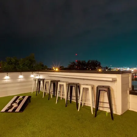 Playmate Lounge - Rooftop Hot Tub Game