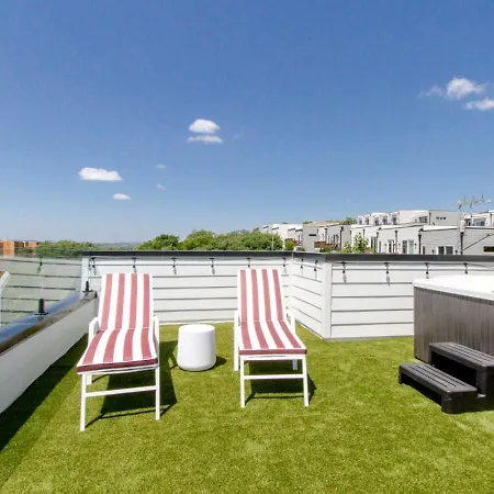 Playmate Lounge - Rooftop Hot Tub Game Holiday home *