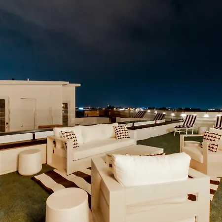 Playmate Lounge - Rooftop Hot Tub Game Holiday home