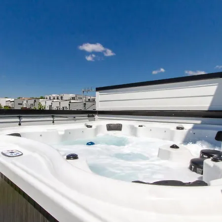 Playmate Lounge - Rooftop Hot Tub Game *