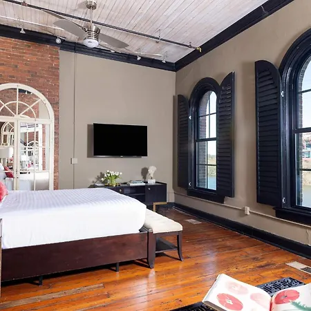 Historic Riverfront For 8 Near Broadway Nashville
