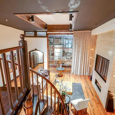 Historic Riverfront For 8 Near Broadway