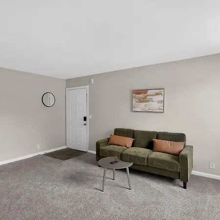 Preakness Modern 2br *