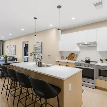 Upscale In Downtown With Pool, Balcony, Gym And Garage Nashville
