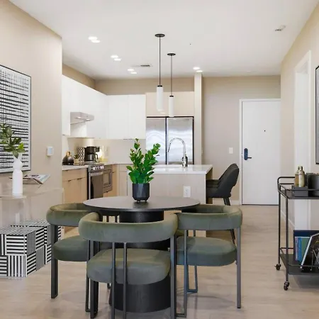 Upscale In Downtown With Pool, Balcony, Gym And Garage Apartment *