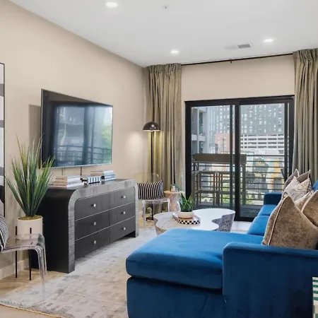 Upscale In Downtown With Pool, Balcony, Gym And Garage *