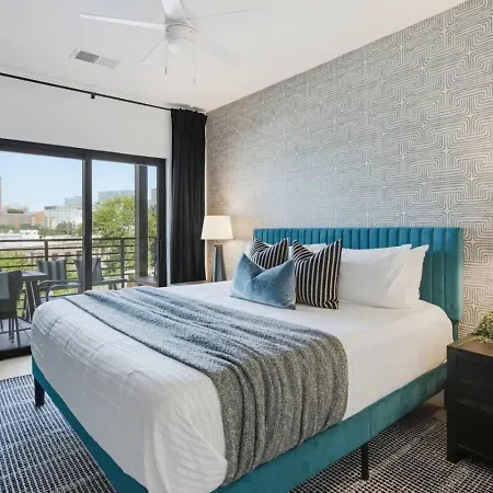 Apartment Upscale In Downtown With Pool, Balcony, Gym And Garage