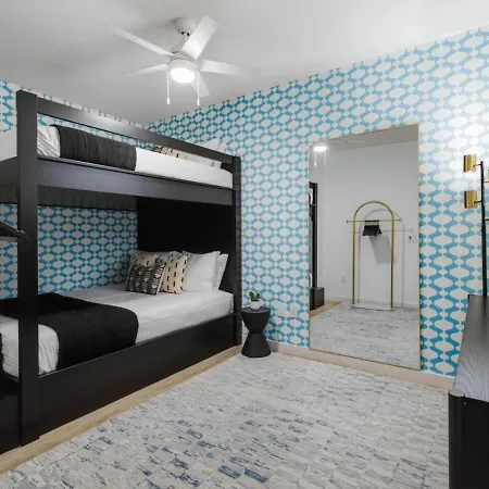 Upscale In Downtown With Pool, Balcony, Gym And Garage Nashville