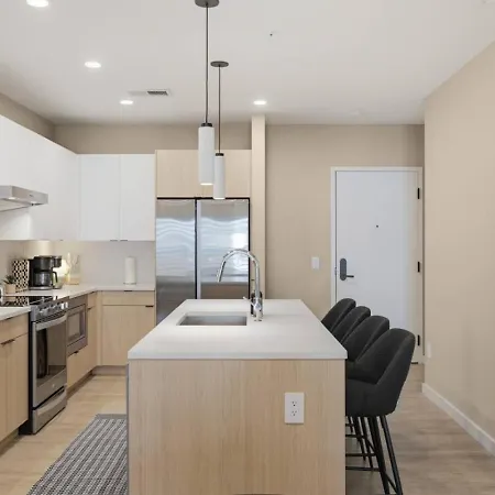 Upscale In Downtown With Pool, Balcony, Gym And Garage Apartment *