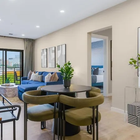 Apartment Upscale In Downtown With Pool, Balcony, Gym And Garage