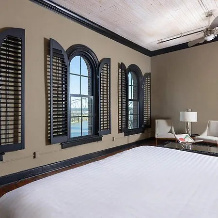 Historic Riverfront For 8 Near Broadway Apartment *