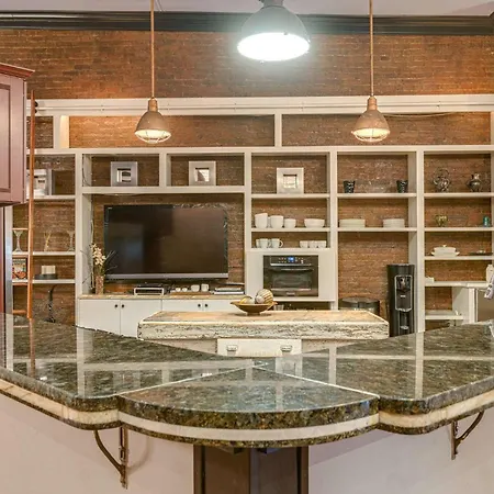 Historic Riverfront For 8 Near Broadway