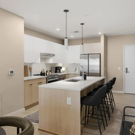 Upscale In Downtown With Pool, Balcony, Gym And Garage * Nashville