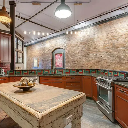 Historic Riverfront For 8 Near Broadway Apartment *