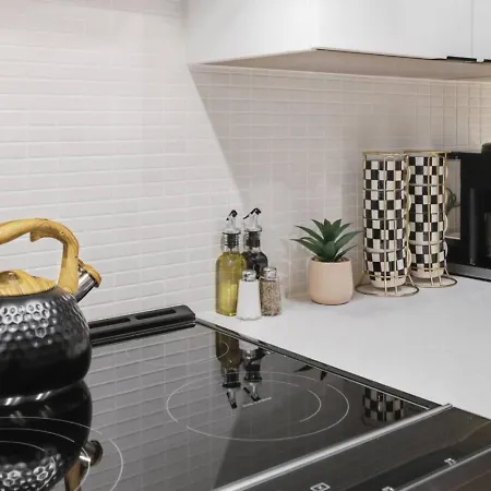 Upscale In Downtown With Pool, Balcony, Gym And Garage