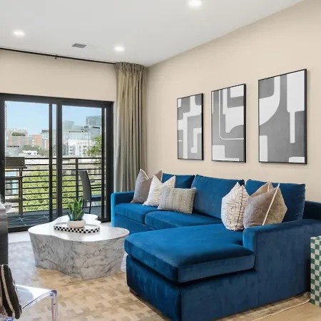 Upscale In Downtown With Pool, Balcony, Gym And Garage Nashville
