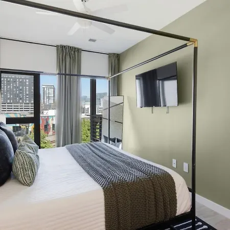 Upscale In Downtown With Pool, Balcony, Gym And Garage Nashville
