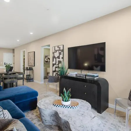 Upscale In Downtown With Pool, Balcony, Gym And Garage Apartment