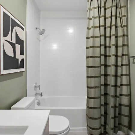 Upscale In Downtown With Pool, Balcony, Gym And Garage *