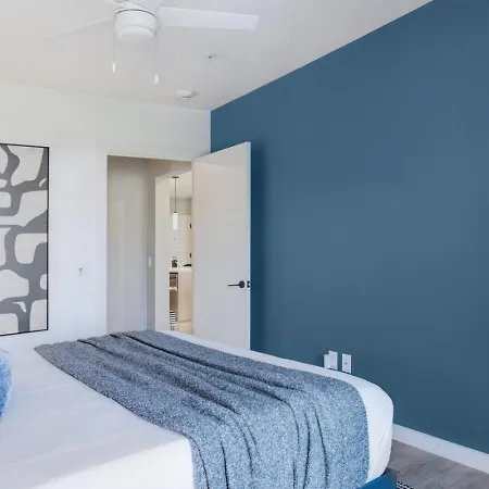 Upscale In Downtown With Pool, Balcony, Gym And Garage Apartment