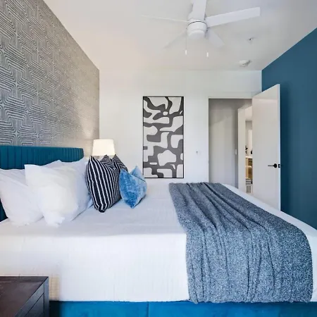 Upscale In Downtown With Pool, Balcony, Gym And Garage Apartment *