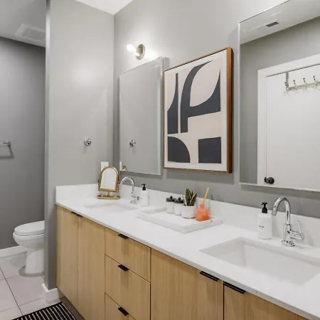 Upscale In Downtown With Pool, Balcony, Gym And Garage