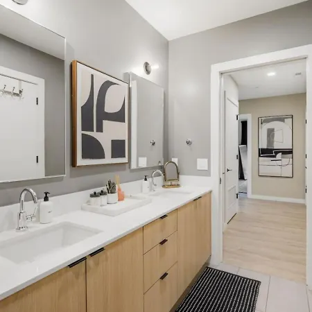 Upscale In Downtown With Pool, Balcony, Gym And Garage Apartment