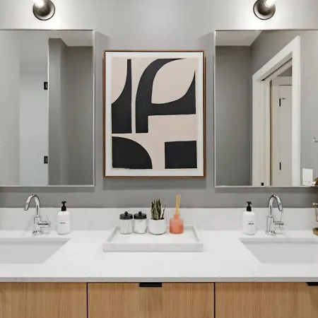 Upscale In Downtown With Pool, Balcony, Gym And Garage Apartment