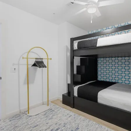 Upscale In Downtown With Pool, Balcony, Gym And Garage
